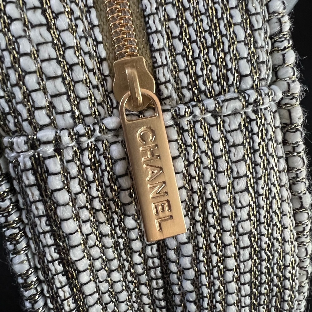 Brand new CHANEL 2022 Holiday Cosmetic Bag - Picture 5 of 6